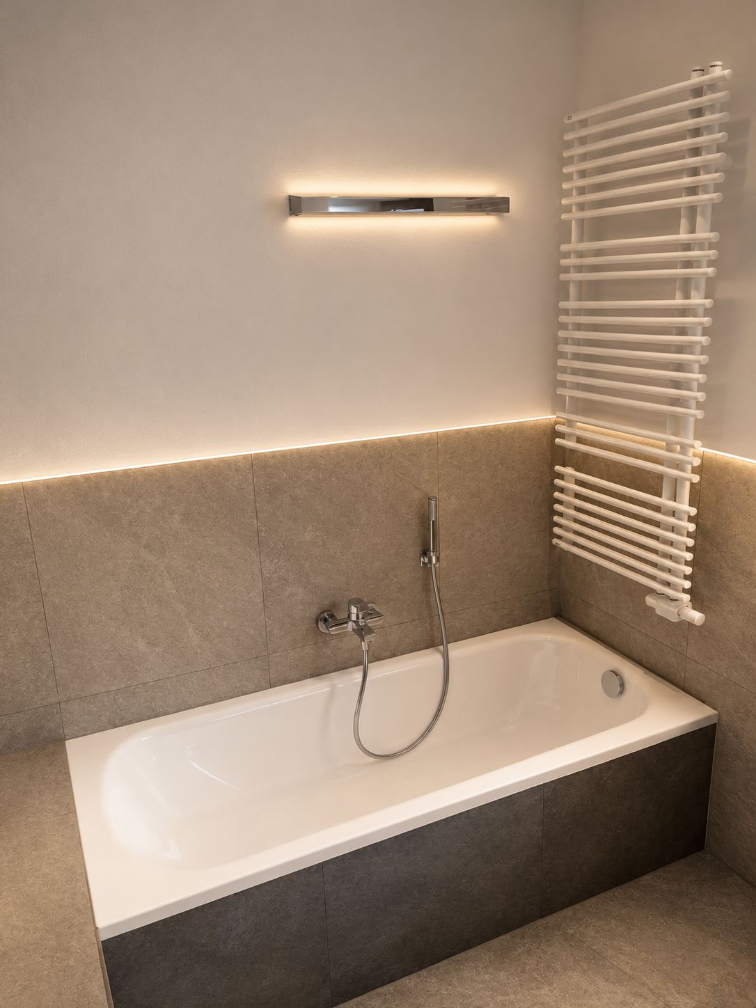 Badewanne mit Handtuchheizung