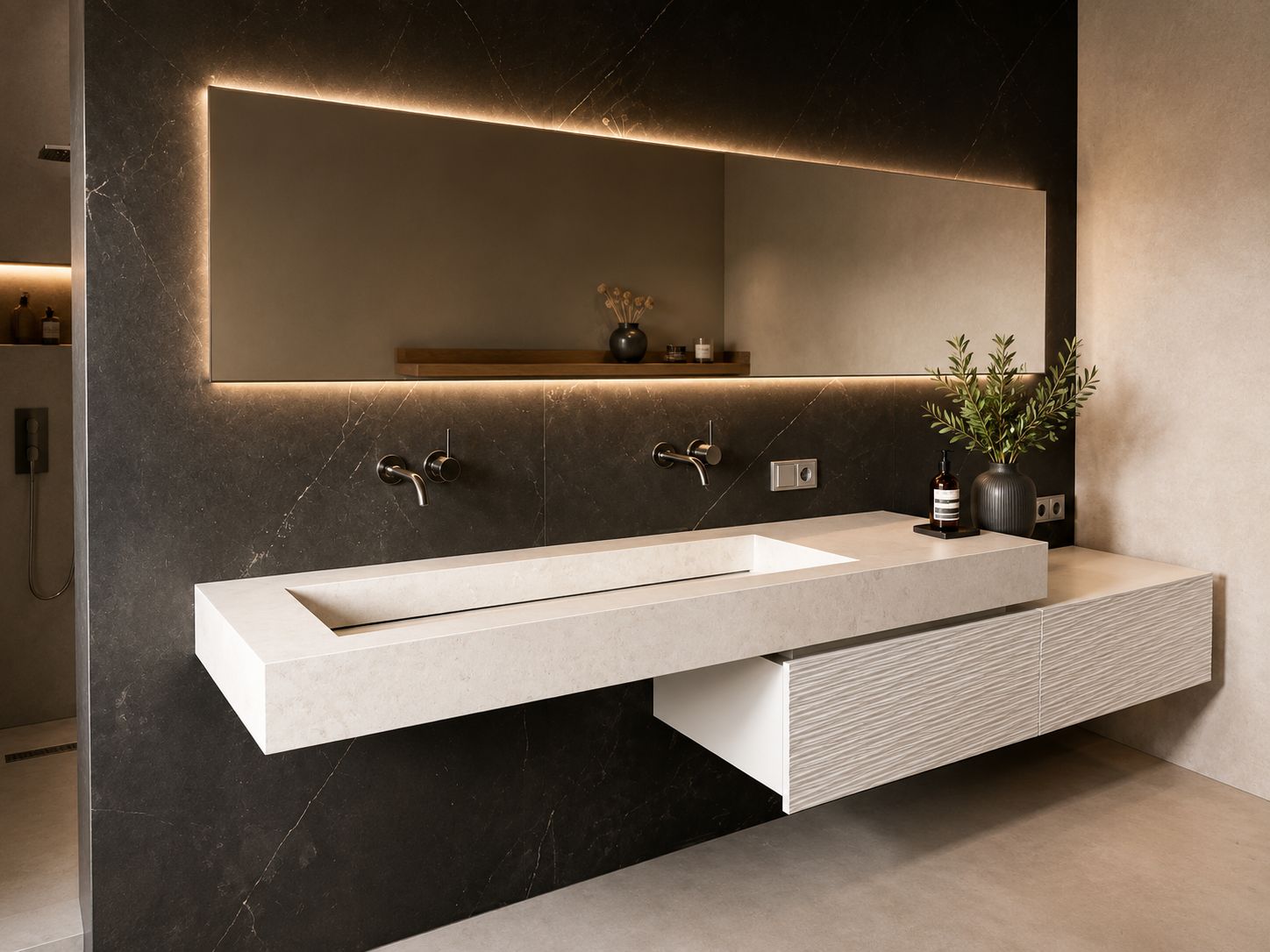 Modern saniertes Badezimmer mit bodengleicher Dusche